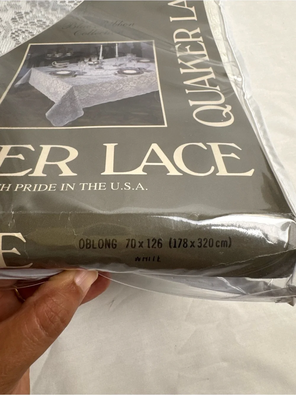 New Quaker Lace Blue Ribbon Collection Oblong Tablecloth American Beauty 70x126